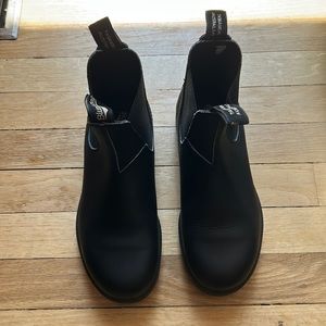 Blundstones- Black
